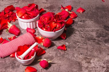 Gül yapraklı gül suyu. Kerala Hindistan 'ı pişirmek için organik gül özü yapıyorum. Aromaterapi, spa rahatlama, kozmetik konsepti. Modern sert ışık, karanlık gölge. Taş arkaplan, kopyalama alanı