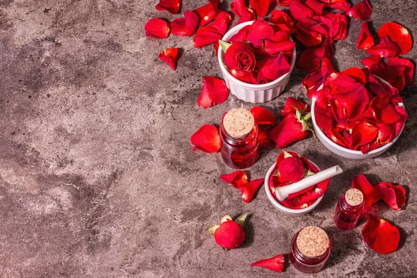 Woda Różana Płatkami Róż Dokonywanie Organicznej Esencji Róży Gotowania Kerala — Zdjęcie stockowe