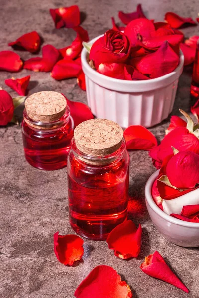 Água Rosas Com Pétalas Rosa Fazendo Essência Rosa Orgânica Para — Fotografia de Stock