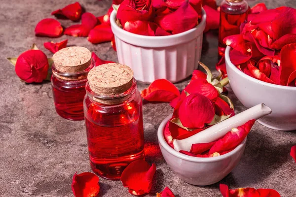 Rosenwasser Mit Rosenblättern Herstellung Von Bio Rosenessenz Zum Kochen Von — Stockfoto