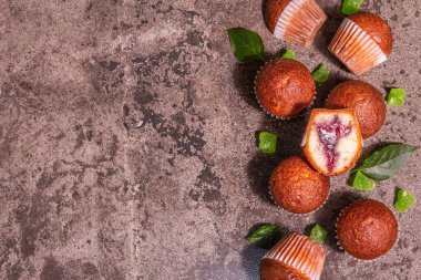 Kurabiyeler frenk üzümü reçeli doldurdu. Modern sert ışık, karanlık gölge. Seramik standı, taş beton zemin, üst manzara