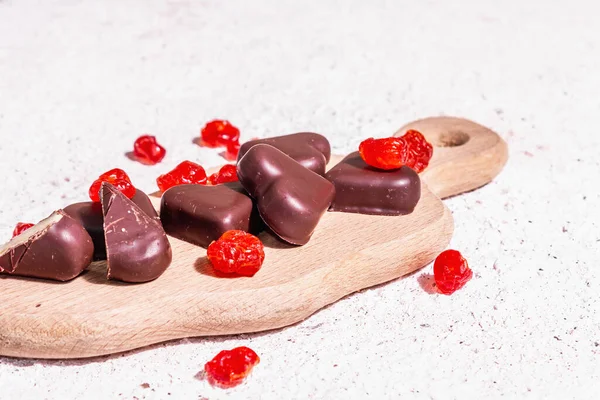 Dulces Chocolate Forma Corazón Con Cerezas Secas Luz Dura Moderna — Foto de Stock