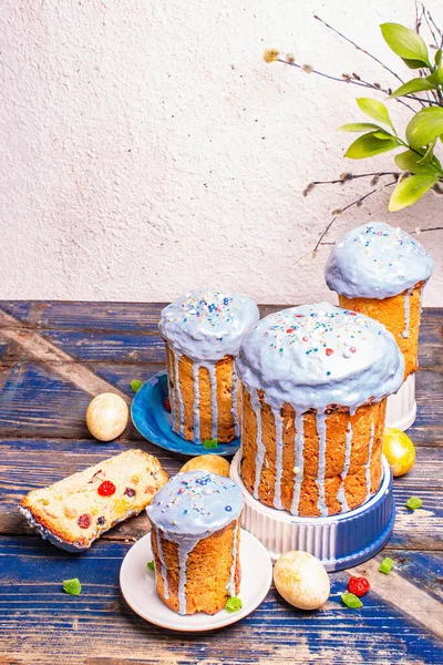 青いアイシングとイースターケーキ トッピング 食用ビーズ 天然の健康的な食材 黄金の卵 お祝いの装飾 近代的なスタンド ヴィンテージ木製のテーブルの背景 コピースペース — ストック写真