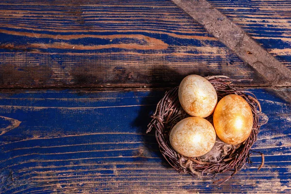 Œufs Pâques Dorés Dans Nid Osier Symbole Traditionnel Pâques Décor — Photo