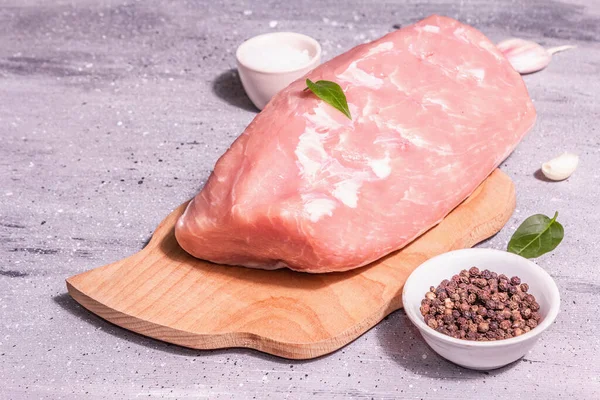 Lombo Porco Cru Uma Tábua Cortar Carne Fresca Especiarias Sal — Fotografia de Stock