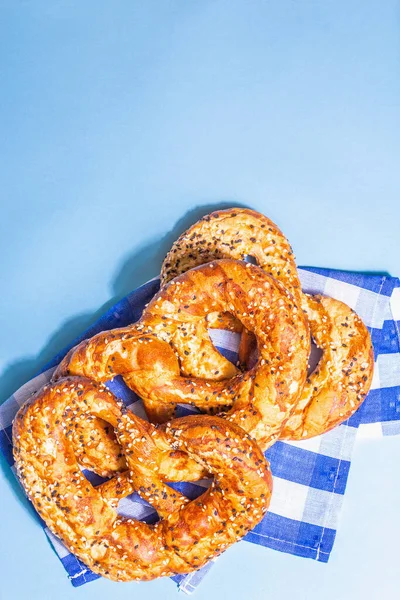 Conceito Oktoberfest Pretzels Guardanapo Tradicional Luz Dura Moda Sombra Escura — Fotografia de Stock