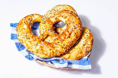 Oktoberfest konsepti - beyaz arka planda izole edilmiş geleneksel peçete üzerindeki krakerler. Modaya uygun sert bir ışık, karanlık bir gölge, model