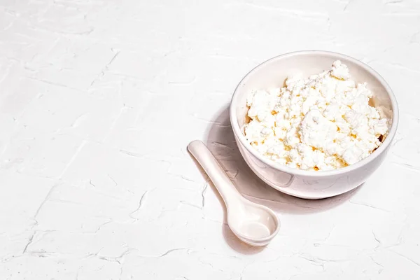 Bavlněný Sýr Keramické Misce Domácí Mléčný Výrobek Hlubokém Podnose Bílé — Stock fotografie