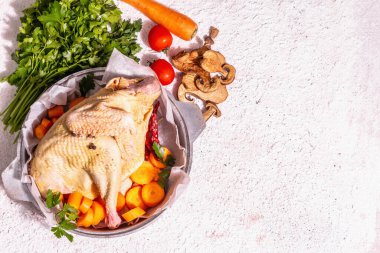 Köy tavuğunda tam pişmemiş tavuk, havuç, kuru mantar, taze maydanoz ve sarımsak. Serbest çiftlik kuşu pişirmeye hazır. Beyaz macun arkaplan, üst görünüm