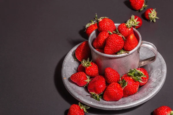 Conceito Comida Verão Com Morango Fundo Pedra Preta Bagas Aromáticas — Fotografia de Stock