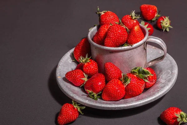 Conceito Comida Verão Com Morango Fundo Pedra Preta Bagas Aromáticas — Fotografia de Stock