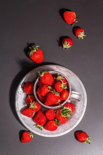 Έννοια Του Καλοκαιρινού Φαγητού Φράουλα Μαύρο Πέτρινο Φόντο Ώριμα Αρωματικά — Φωτογραφία Αρχείου