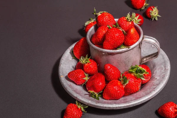 Conceito Comida Verão Com Morango Fundo Pedra Preta Bagas Aromáticas — Fotografia de Stock