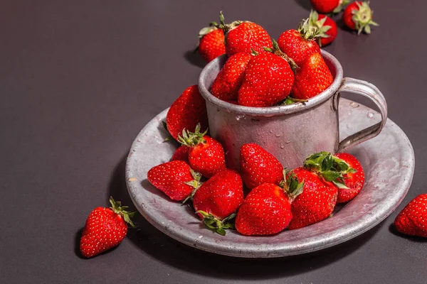 Conceito Comida Verão Com Morango Fundo Pedra Preta Bagas Aromáticas — Fotografia de Stock