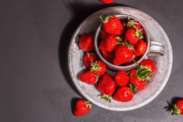 Conceito Comida Verão Com Morango Fundo Pedra Preta Bagas Aromáticas — Fotografia de Stock