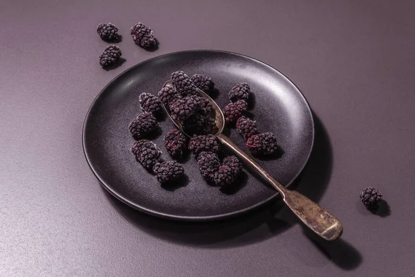 Amoras Silvestres Uma Chapa Cerâmica Frutas Congeladas Para Uma Alimentação — Fotografia de Stock