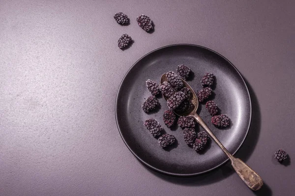 Amoras Silvestres Uma Chapa Cerâmica Frutas Congeladas Para Uma Alimentação — Fotografia de Stock