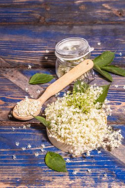 Taze mürver çiçekleri. Sağlıklı gıda konsepti için. Modern sert ışık, karanlık gölge. Mavi vintage pano arkaplanı, kopyala