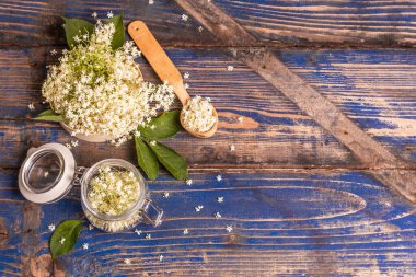 Taze mürver çiçekleri. Sağlıklı gıda konsepti için. Mavi vintage tahta arka plan, üst görünüm