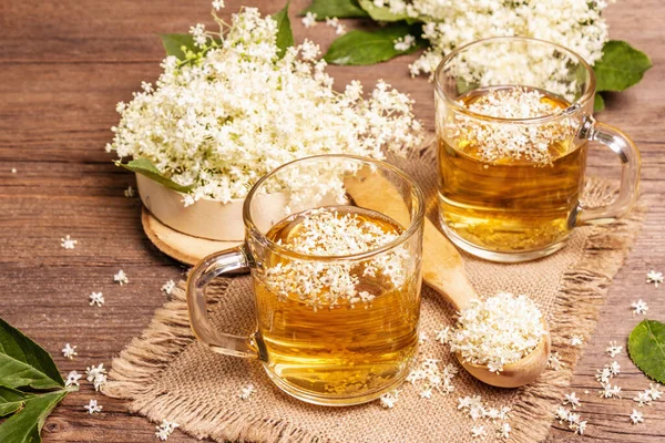 Mürver çiçeği çayı. Taze yaz içkisi, sağlıklı yaşam tarzı konsepti. Kumaş peçete, eski ahşap masa, kapatın.