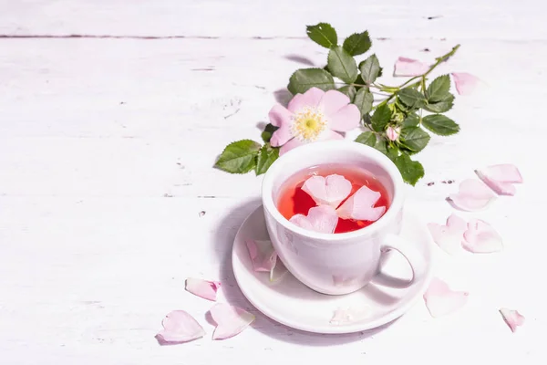 Rózsaszín Csípővirágokból Készült Tea Nyári Vitamin Ital Kemény Fény Sötét — Stock Fotó