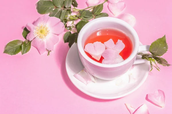Rózsaszín Csípővirágokból Készült Tea Nyári Vitamin Ital Kemény Fény Sötét — Stock Fotó