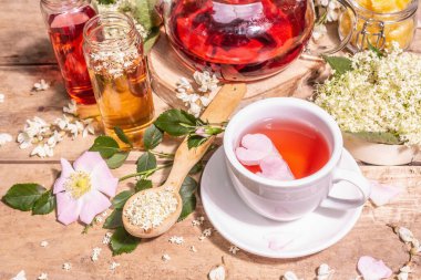 Çiçeklerden yapılmış çeşitli çay. Taze mürver, gül kalçası ve akasya. Sağlıklı gıda konsepti. Eski tahta tahta arka plan, kopyalama alanı