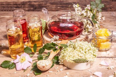 Çiçeklerden yapılmış çeşitli çay. Taze mürver, gül kalçası ve akasya. Sağlıklı gıda konsepti. Eski tahta tahta arka plan, kopyalama alanı