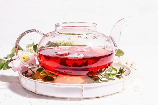 アソート花茶 新鮮な高齢者のベリー バラのヒップ およびアカシア 健康食品の概念 白い石膏の背景 コピースペース — ストック写真