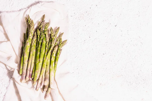 Ripe Asparagus Vintage Linen Napkin Fresh Green Ingredients Ready Cooking — Fotografia de Stock