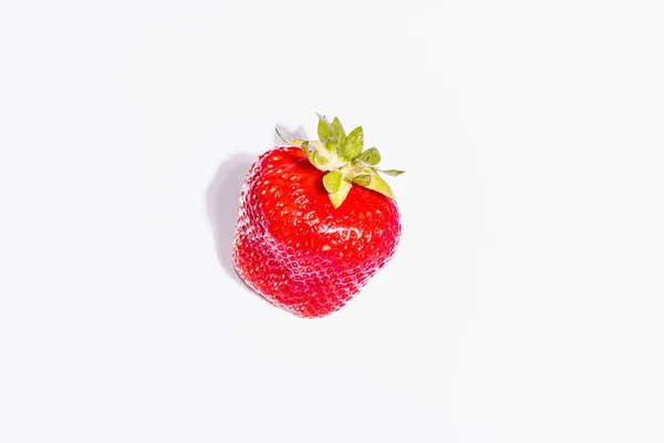 Frische Reife Erdbeere Isoliert Auf Weißem Hintergrund Süße Sommerfrüchte Gesunde — Stockfoto