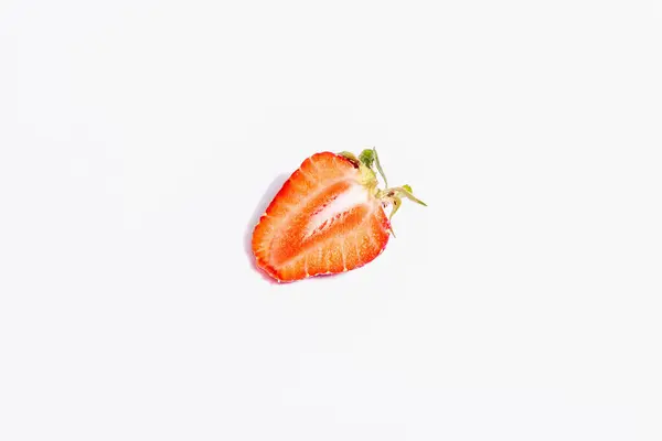 Frische Reife Halbe Erdbeere Isoliert Auf Weißem Hintergrund Süße Sommerfrüchte — Stockfoto