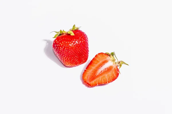 Ganze Und Halbreife Erdbeeren Isoliert Auf Weißem Hintergrund Süßes Frisches — Stockfoto