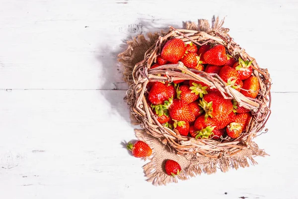 Świeże Dojrzałe Truskawki Wiklinowym Koszu Słodkie Letnie Owoce Zdrowe Jedzenie — Zdjęcie stockowe