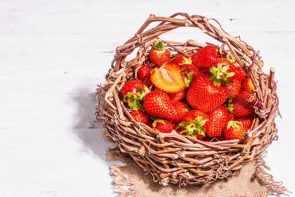 Świeże Dojrzałe Truskawki Wiklinowym Koszu Słodkie Letnie Owoce Zdrowe Jedzenie — Zdjęcie stockowe