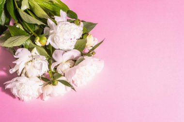 Bir buket taze beyaz şakayık. Yaz narin çiçekleri, romantik hediye konsepti. Çiçek aranjmanı, modaya uygun sert ışık, karanlık gölgeler. Siyah taş arkaplan, metin için yer