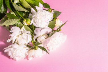 Bir buket taze beyaz şakayık. Yaz narin çiçekleri, romantik hediye konsepti. Çiçek aranjmanı, modaya uygun sert ışık, karanlık gölgeler. Siyah taş arkaplan, metin için yer