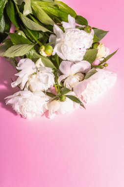 Bir buket taze beyaz şakayık. Yaz narin çiçekleri, romantik hediye konsepti. Çiçek aranjmanı, modaya uygun sert ışık, karanlık gölgeler. Siyah taş arkaplan, metin için yer