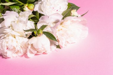 Bir buket taze beyaz şakayık. Yaz narin çiçekleri, romantik hediye konsepti. Çiçek aranjmanı, modaya uygun sert ışık, karanlık gölgeler. Siyah taş arkaplan, metin için yer