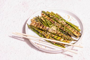 Olgun ızgara kuşkonmaz. Altın keten tohumu, sağlıklı ve sağlıklı gıda konsepti. Modern sert ışık, karanlık gölge. Hafif macun arkaplanı, kopyalama alanı