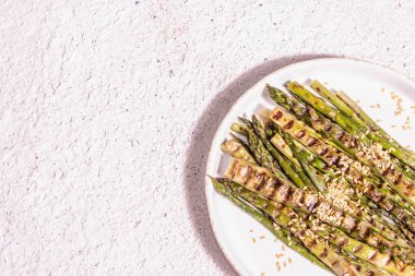 Olgun ızgara kuşkonmaz. Altın keten tohumu, sağlıklı ve sağlıklı gıda konsepti. Modern sert ışık, karanlık gölge. Hafif macun arkaplanı, üst görünüm