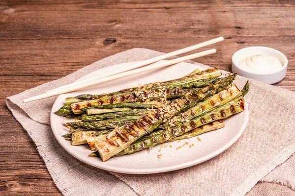 Asperges Grillées Mûres Couverts Bois Concept Alimentation Saine Lumière Dure — Photo