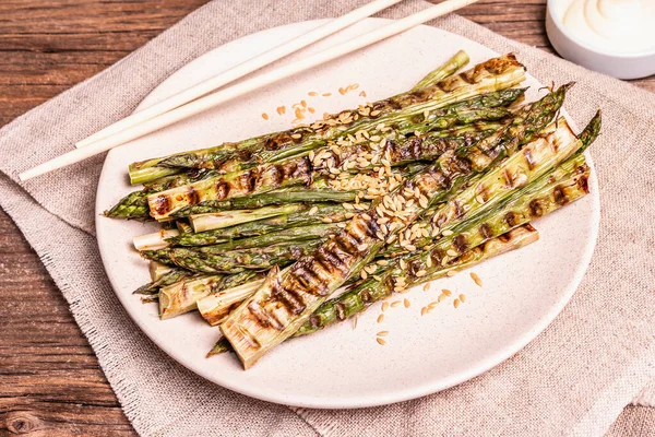 Asperges Grillées Mûres Couverts Bois Concept Alimentation Saine Lumière Dure — Photo