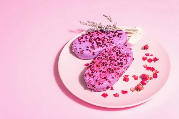 Lavendel Och Rosenblad Glass Söt Kyld Dessert Trendigt Hårt Ljus — Stockfoto