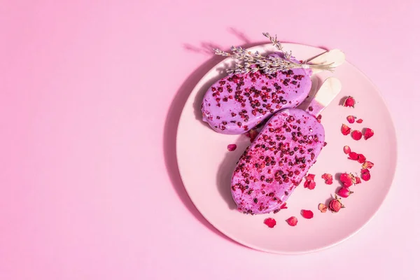 Lavendel Och Rosenblad Glass Söt Kyld Dessert Trendigt Hårt Ljus — Stockfoto