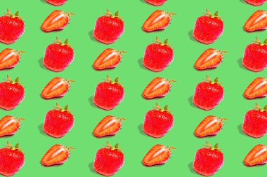 Çilekli. Renkli arka planda bir çilek deseni. Tam ve yarım meyve kes, düz yat.