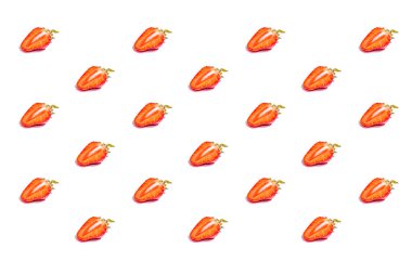 Çilek beyazda izole edilmiş. Renkli bir arka planda çilek deseni var. Meyve yarımları, modaya uygun sert ışık, karanlık gölge