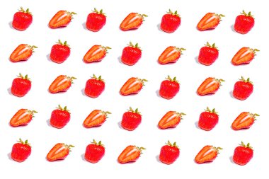 Çilek beyazda izole edilmiş. Renkli arka planda bir çilek deseni. Tam ve yarım meyve kes, düz yat.