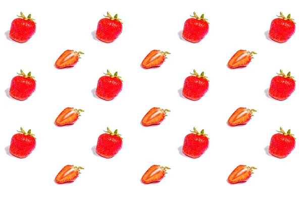 草莓在白色上被隔离 彩色背景上的草莓图案 — 图库照片