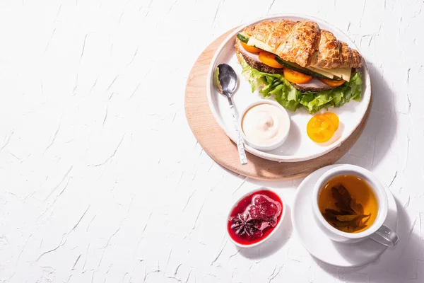 Υγιές Πρωινό Πρωινή Καλή Διάθεση Τσάι Κρουασάν Και Μαρμελάδα Φράουλα — Φωτογραφία Αρχείου
